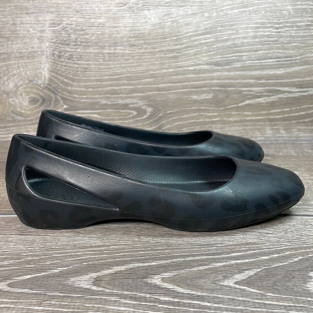 Crocs Sloane Graphic Leopard Iconic Comfort Womens Sz 5 Black Gray Slip On Shoes